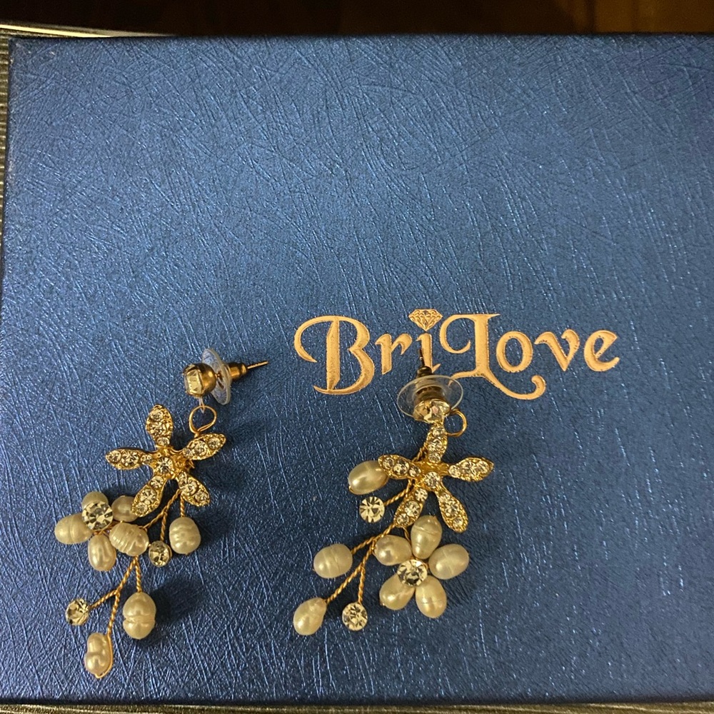 Beautiful never worn earrings. Pearl, Rhinestone and gold   Gorgeous 2”.